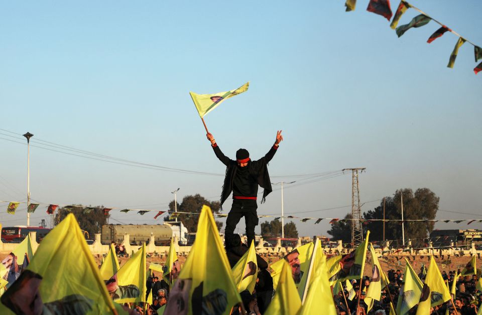 Kurd:innen in al-Hasaka, einer syrischen Stadt im selbstverwalteten Rojava, am Tag von Abdullah Öcalans Verkündung