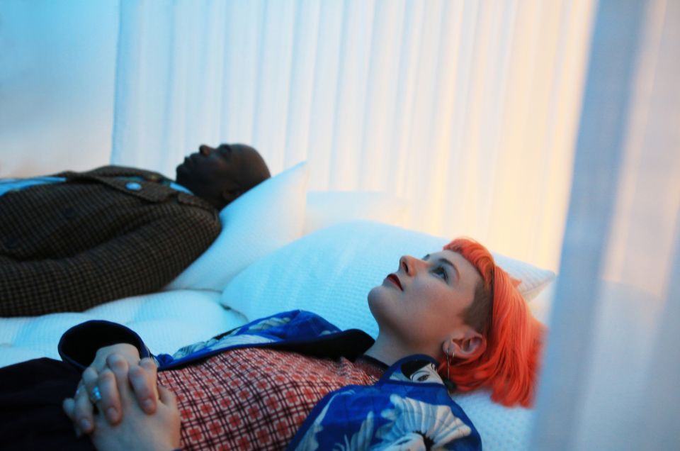 zwei Personen liegen in der immersiven Installation «Circadian Dreams»