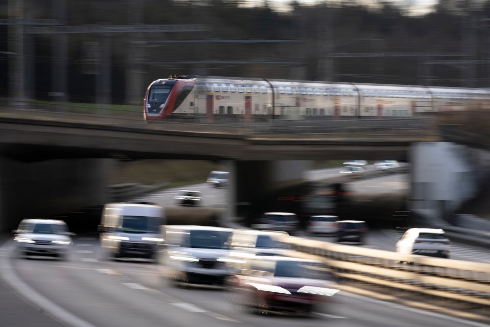 Symbolbild: eine Autobahn und darüber eine Zugbrücke