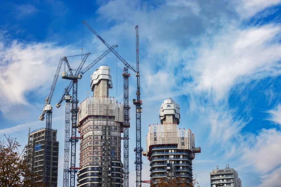 Kräne bei einer Hochhaus-Baustelle im Londoner Finanzdistrikt Canary Wharf