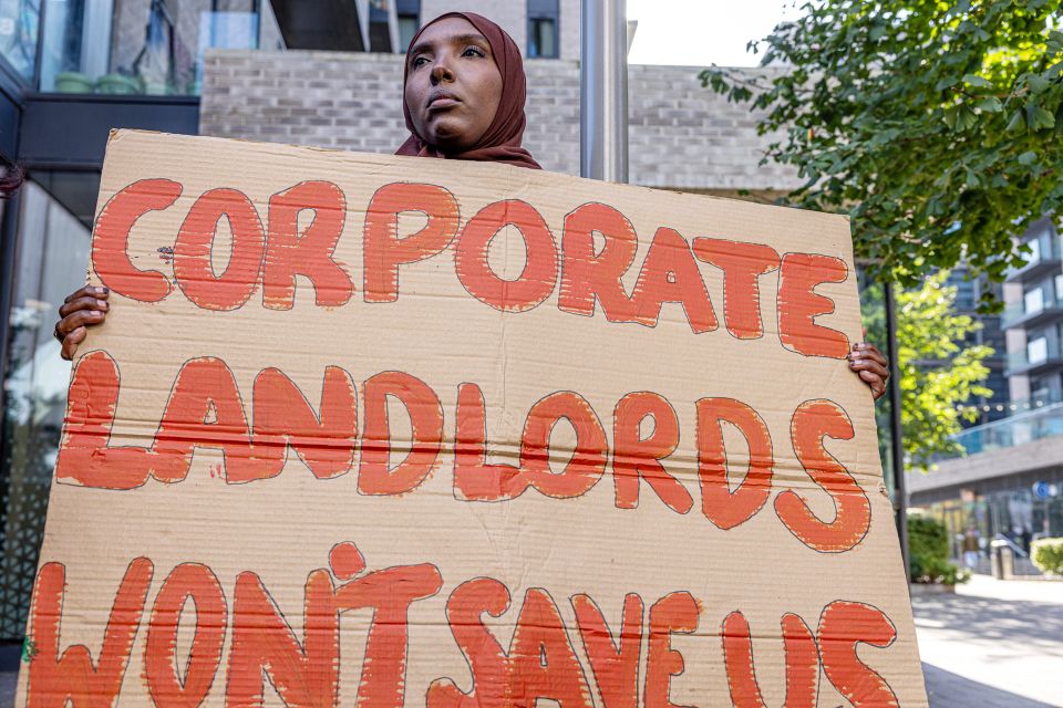 eine Frau hält beim Protest im Bezirk Brent ein Schild mit der Aufschrift «Gewerbliche Vermieter werden uns nicht retten»