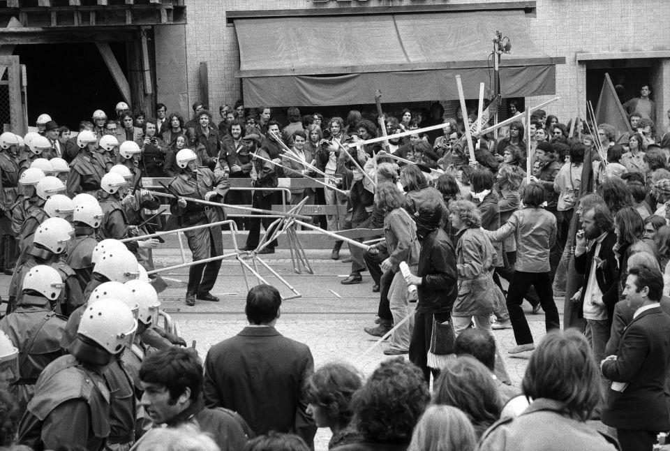 Konfrontation von Demonstrant:innen und Polizei vor dem spanischen Konsulat in Zürich am 1. Mai 1971