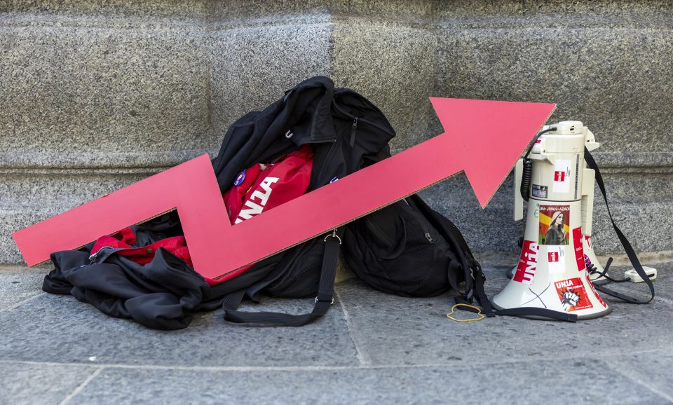 Symbolbild: Ausrüstung für eine Demonstration – ein Megafon und ein Blitz aus Karton