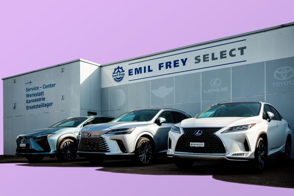 Symbolbild: eine Garage der Emil Frey Select mit Fahrzeugen davor