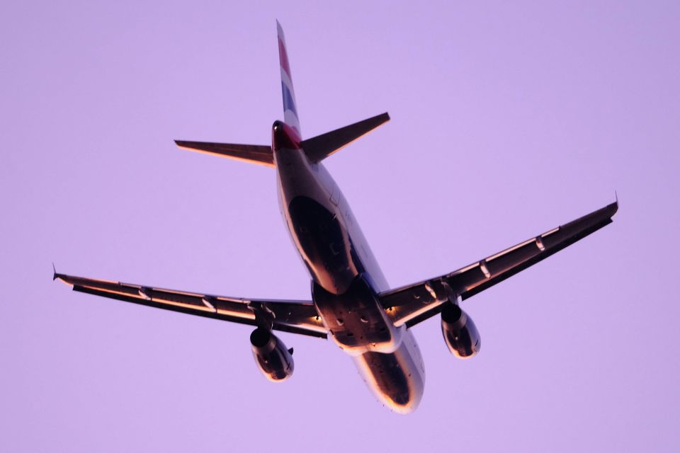 Symbolbild: ein Passagierflugzeug in der Luft