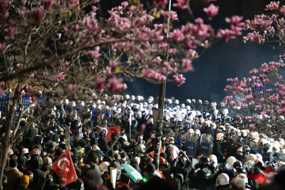 Polizei und Demonstrant:innen bei den Massenprotesten in Istanbul