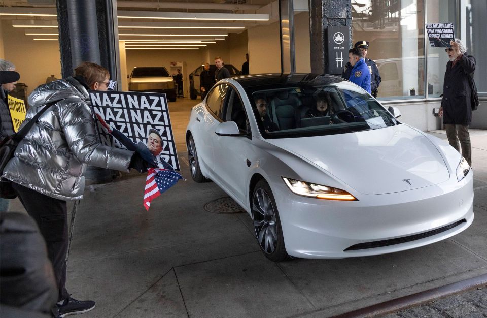 Protest vor einem Tesla-Showroom in New York am 13. März