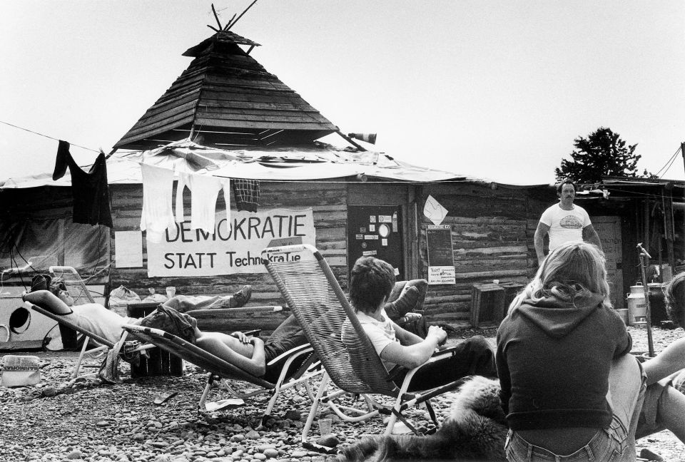 Personen an einer Versammlung im Protestcamp
