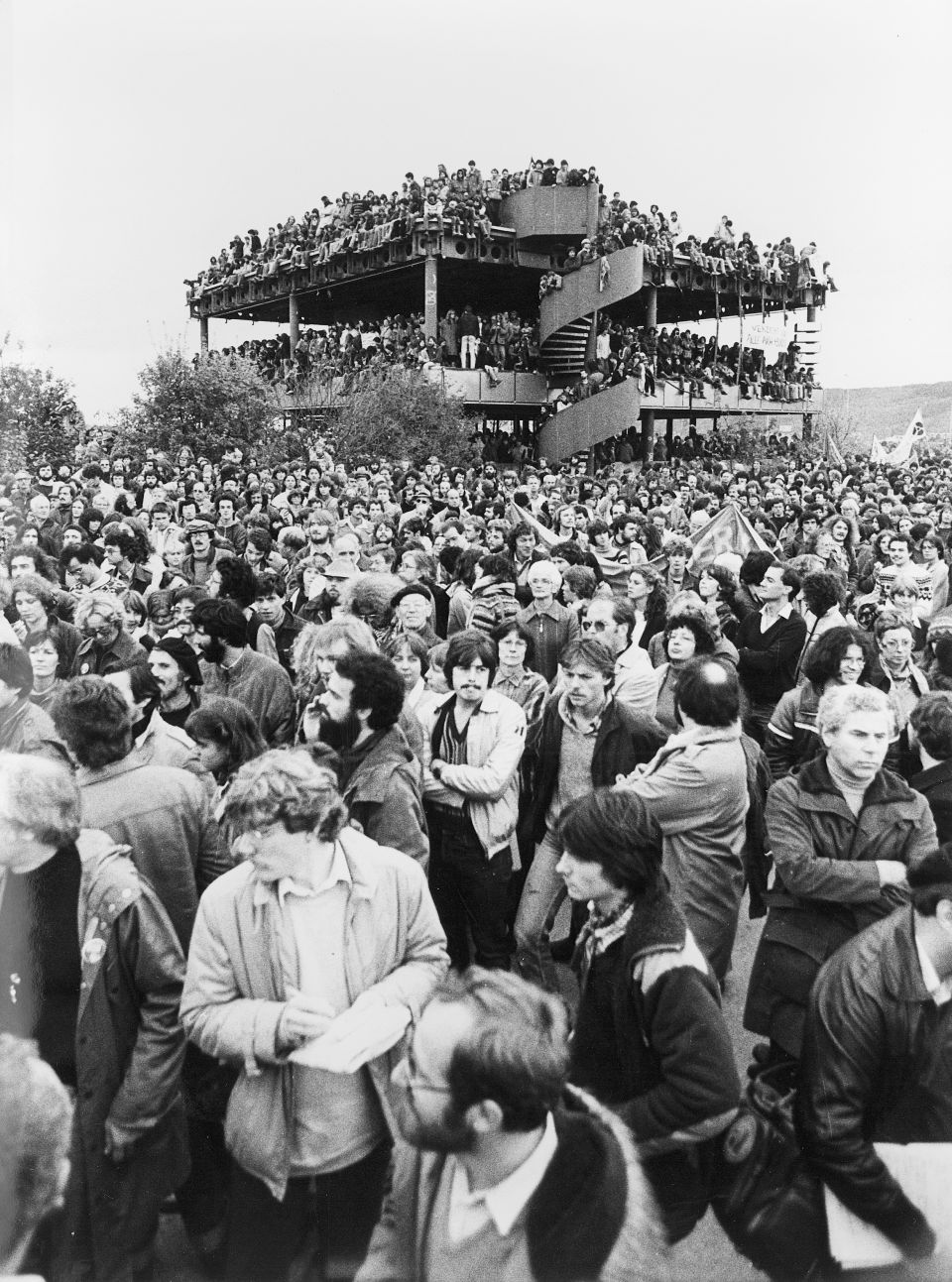 Demonstrant:innen vor und auf dem Infopavillon in Kaiseraugst, 1981