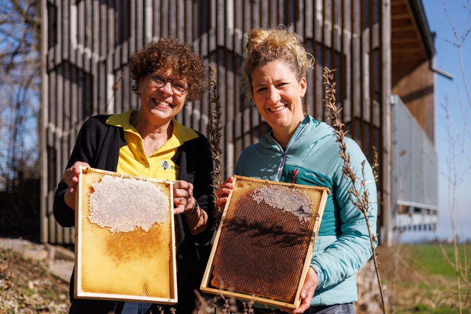 Nina Eberhard und Waltraud Kugler zeigen Bienenwaben
