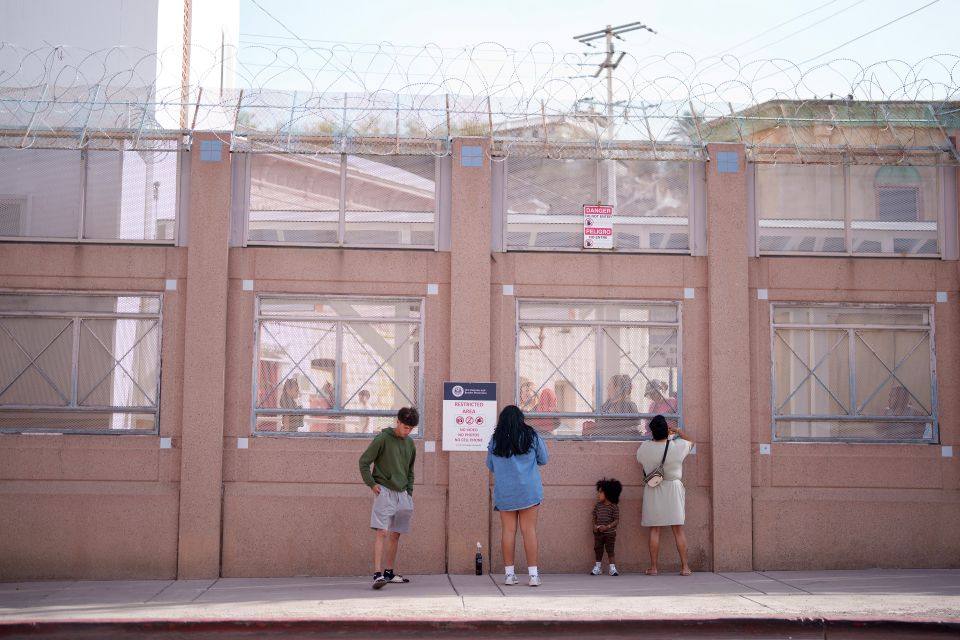Menschen führen Gespräche durch den Grenzzaun zwischen Nogales (USA) und Nogales (Mexiko)