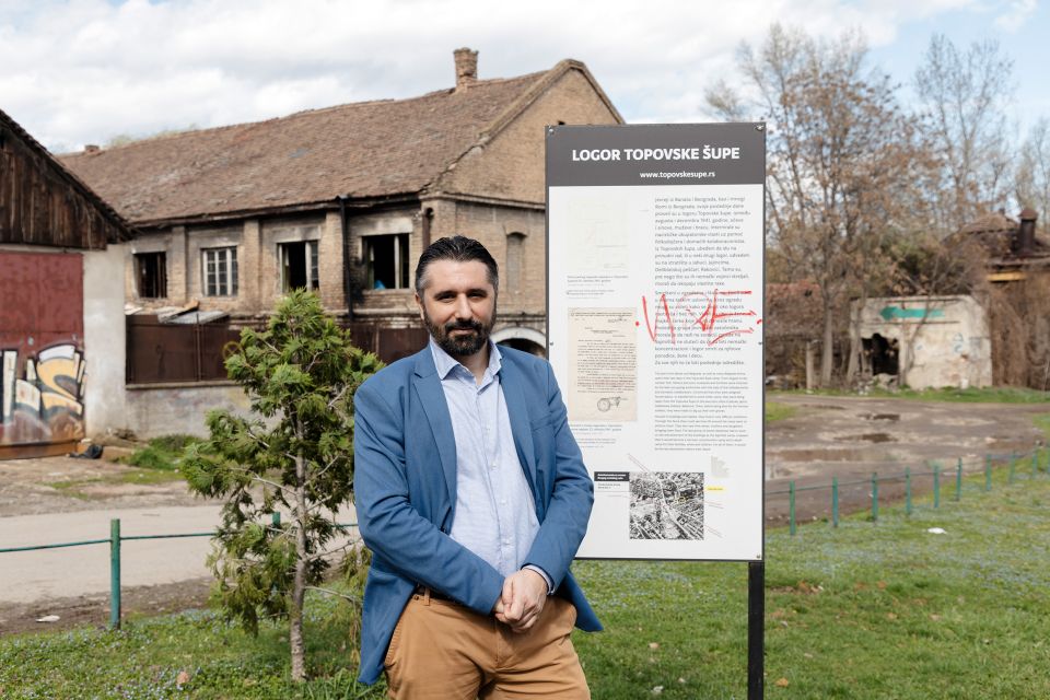 Historiker Milovan Pisarri vor dem ehemaligen Lager für Juden und Roma