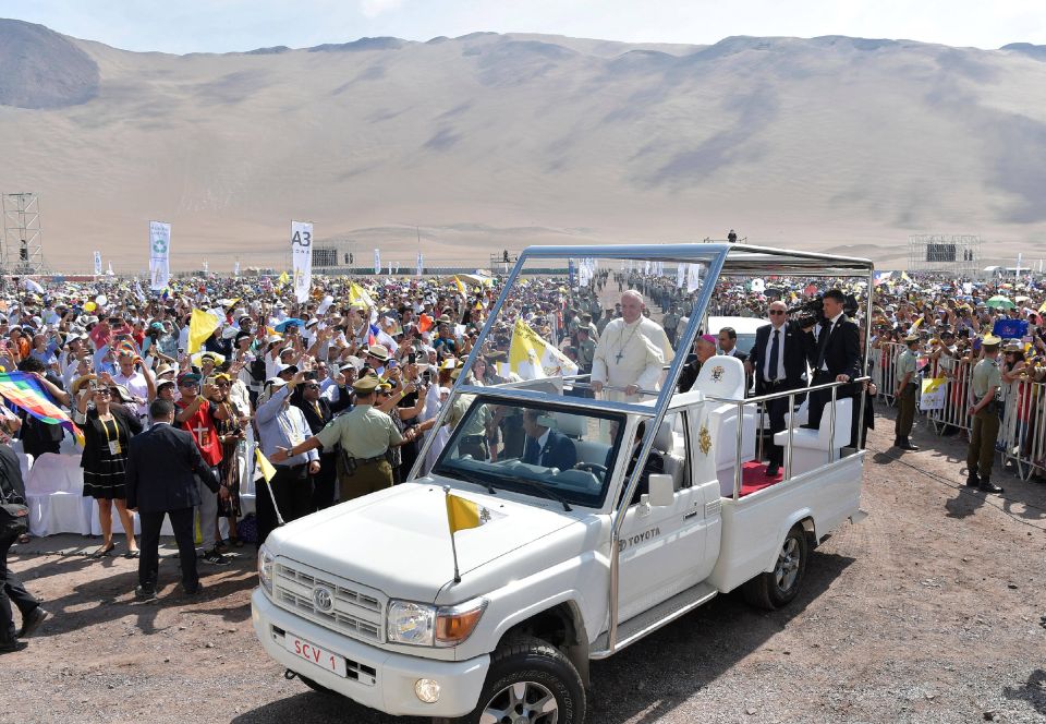 Gläubige jubeln Papst Franziskus bei seinem Besuch in Chile 2018 am Strand von Iquique zu