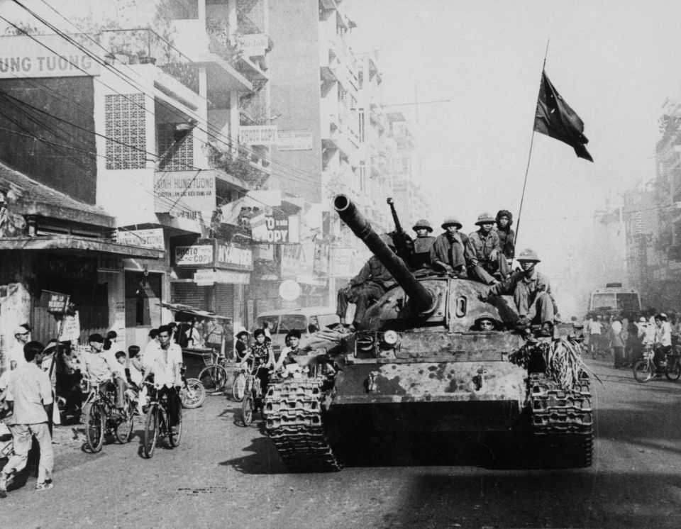 Soldaten der Nationalen Front für die Befreiung Südvietnams auf einem Panzer am 30. April 1975 in Saigon