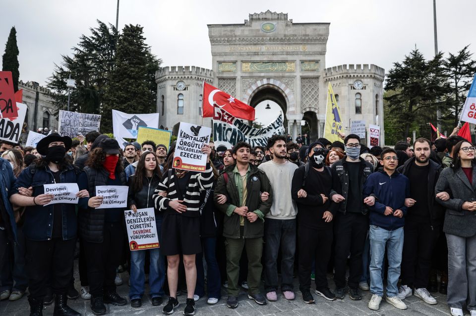 protestierende Student:innen am Samstag in Istanbul