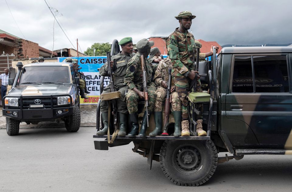 Kämpfer der von Ruanda unterstützten Miliz M23 auf einem Geländewagen