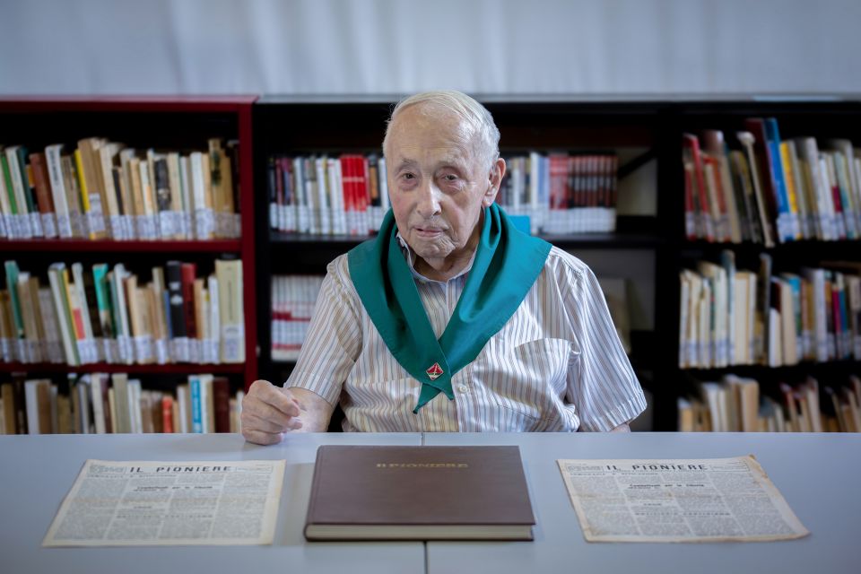 Giulio Giordano zeigt alte Zeitungen