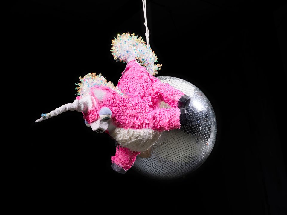 Diskokugel mit Einhorn-Dekoration