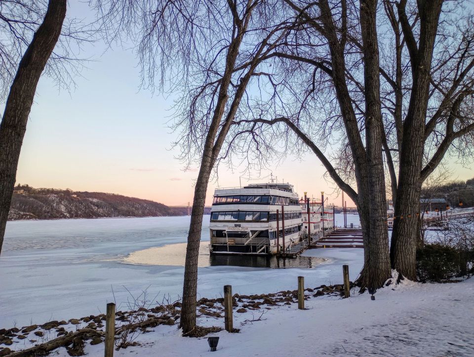 Schiffe liegen im gefrorenen St. Croix River bei Stillwater