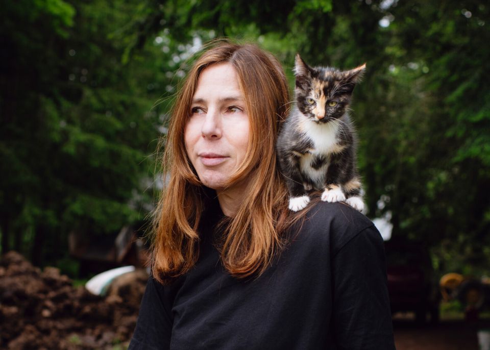 Schriftstellerin Rachel Kushner trägt ihre Katze auf den Schultern