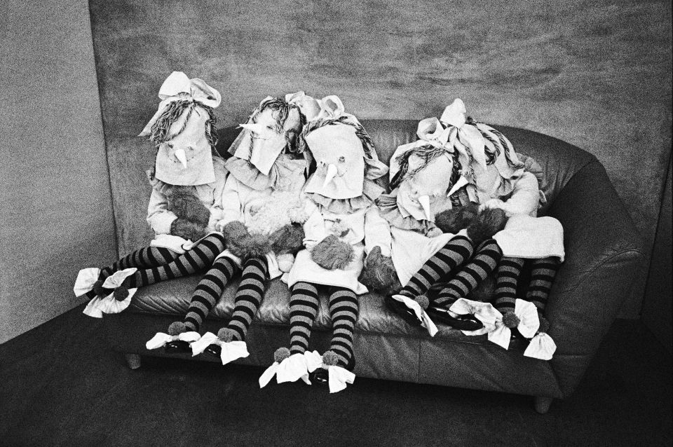 fünf verkleidete Kinder sitzen auf einem Sofa