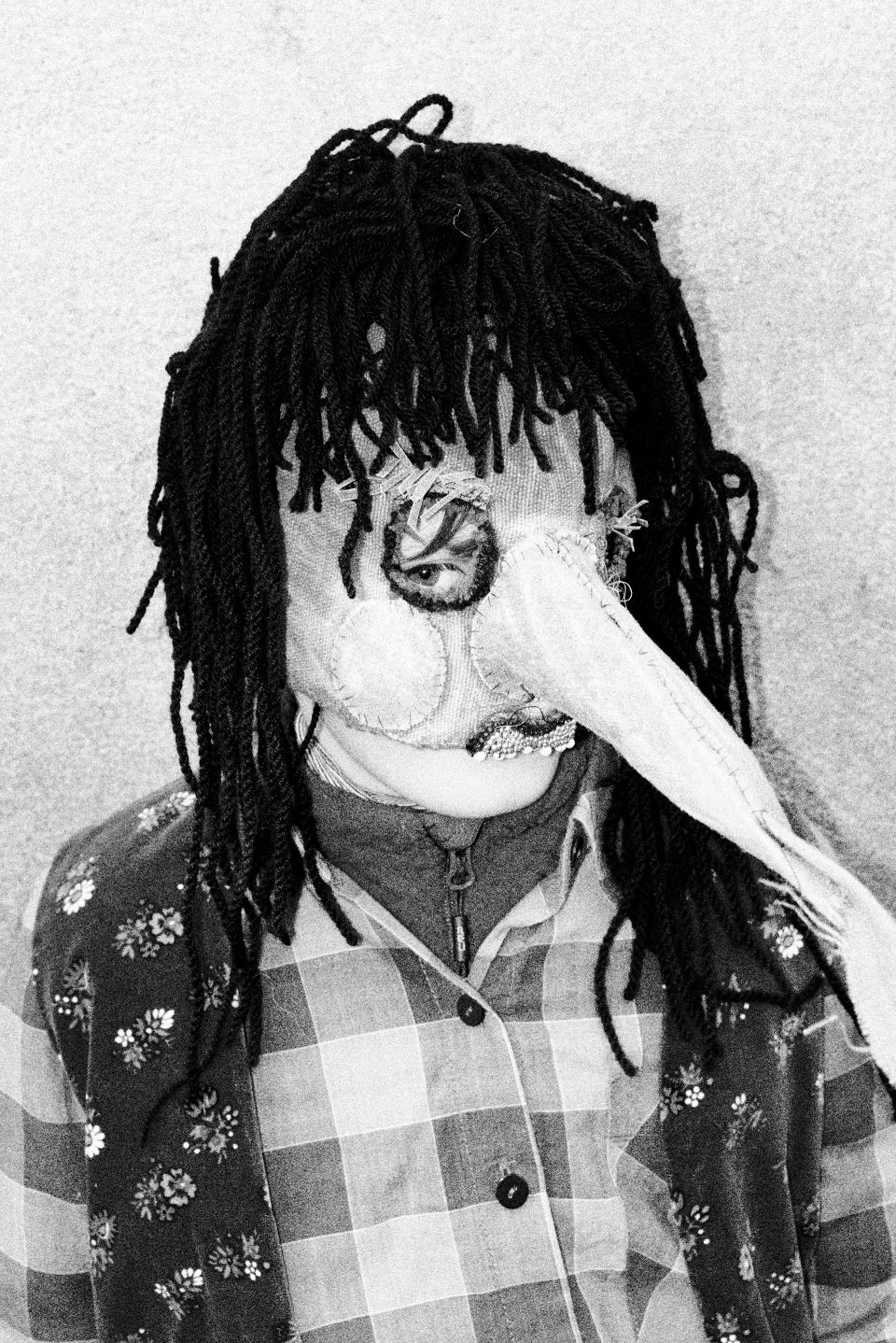 eine Person mit einer Maske, welche eine spitze Nase hat
