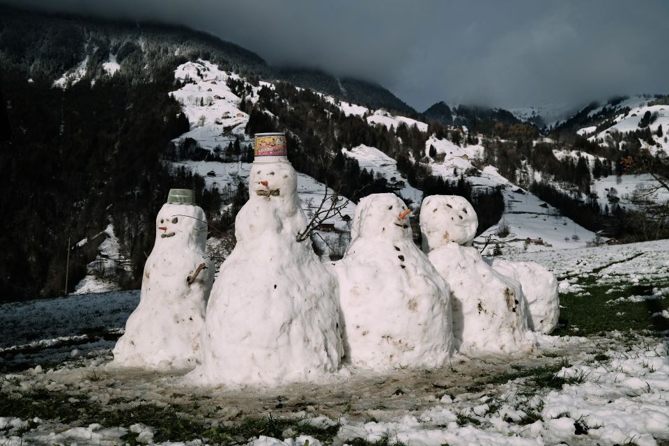 vier Figuren aus Schnee