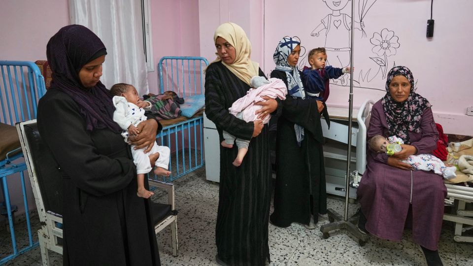Frauen mit Kindern in der Klinik für unterernährte Kinder im Nasser-Spital in Chan Junis