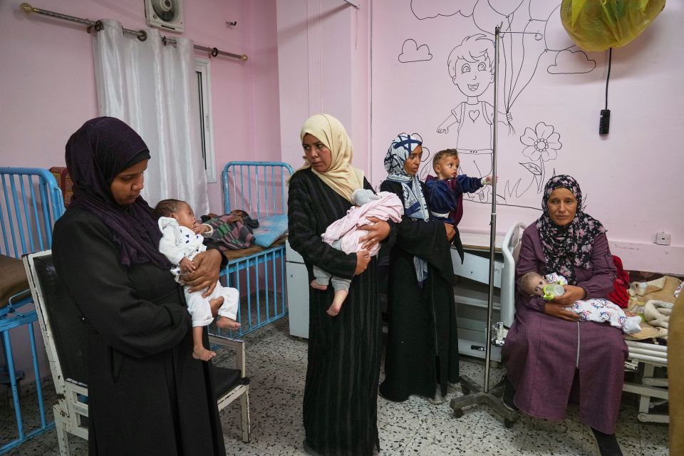 Frauen mit Kindern in der Klinik für unterernährte Kinder im Nasser-Spital in Chan Junis
