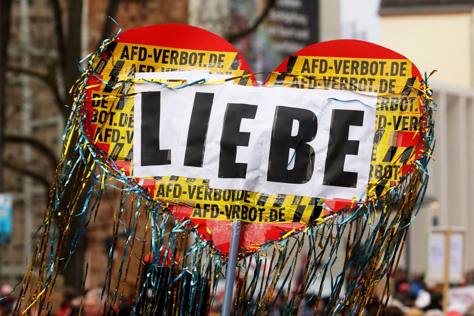 Transparant in Herzform mit Aufschrift «Liebe» und «AFD-VERBOT.DE» an der Demo in Marburg im Februar