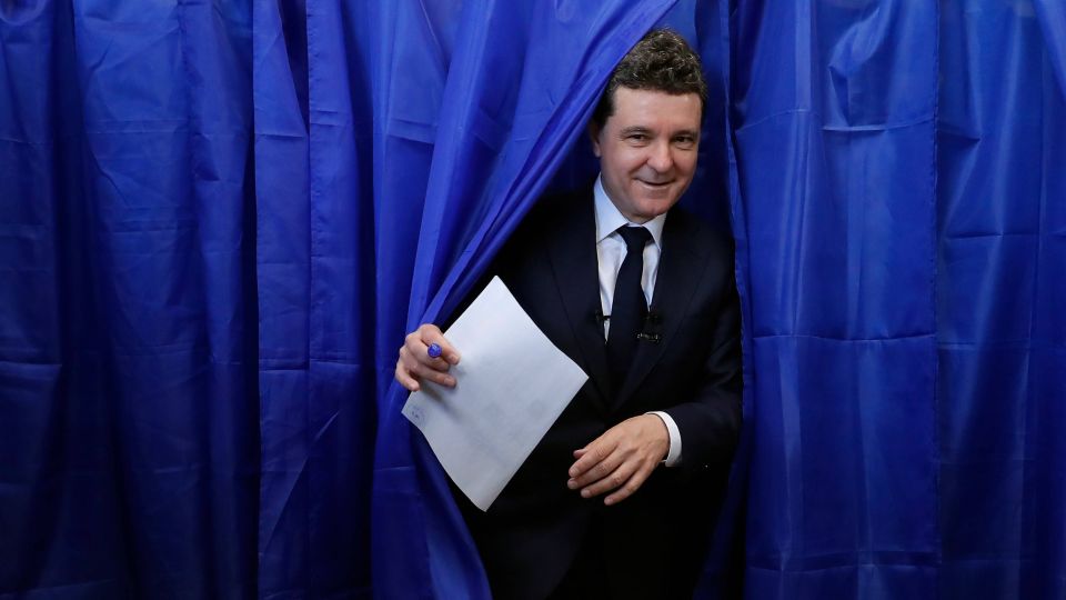 Nicușor Dan in einer Wahlkabine