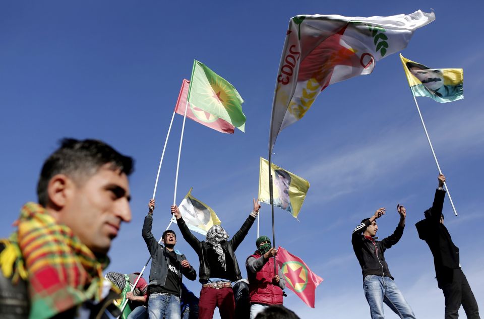Personen mit Fahnen bei einem Kurdischen Protest Anfang 2014 in Istanbul