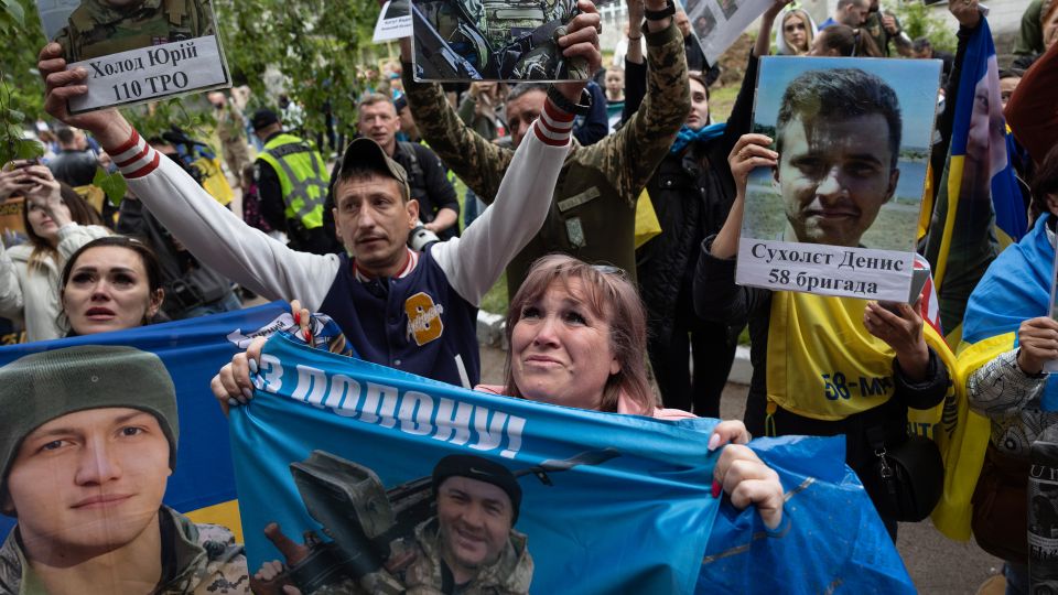 Angehörige von Vermissten warten in Tschernihiw auf freigelassene Kriegsgefangene