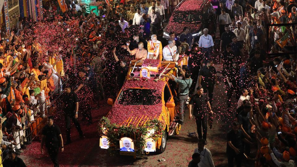Modi lässt sich in Varanasi, im Bundesstaat Uttar Pradesh, von seinen Anhänger:innen feiern. 