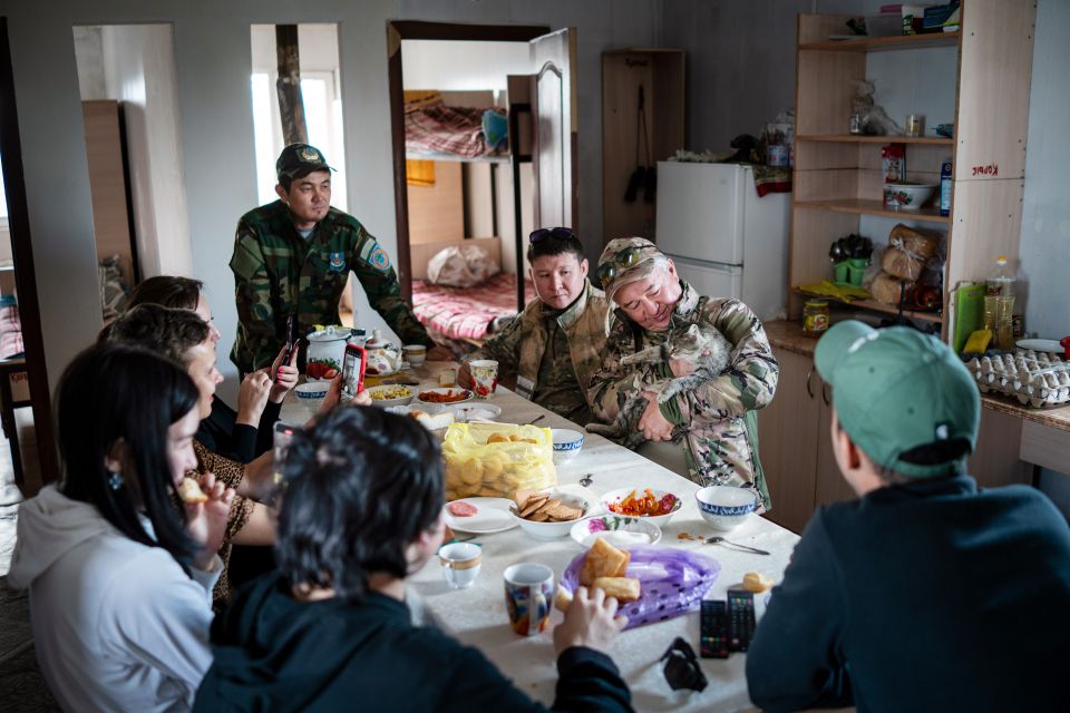 Der Unternehmer Roman Botabekov mit einem Fernsehteam zu Besuch im Reservat.