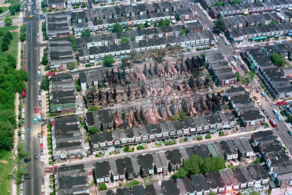 Luftaufnahme von abgebrannten Gebäuden nach der Bombadierung der Osage Avenue in Philadelphia
