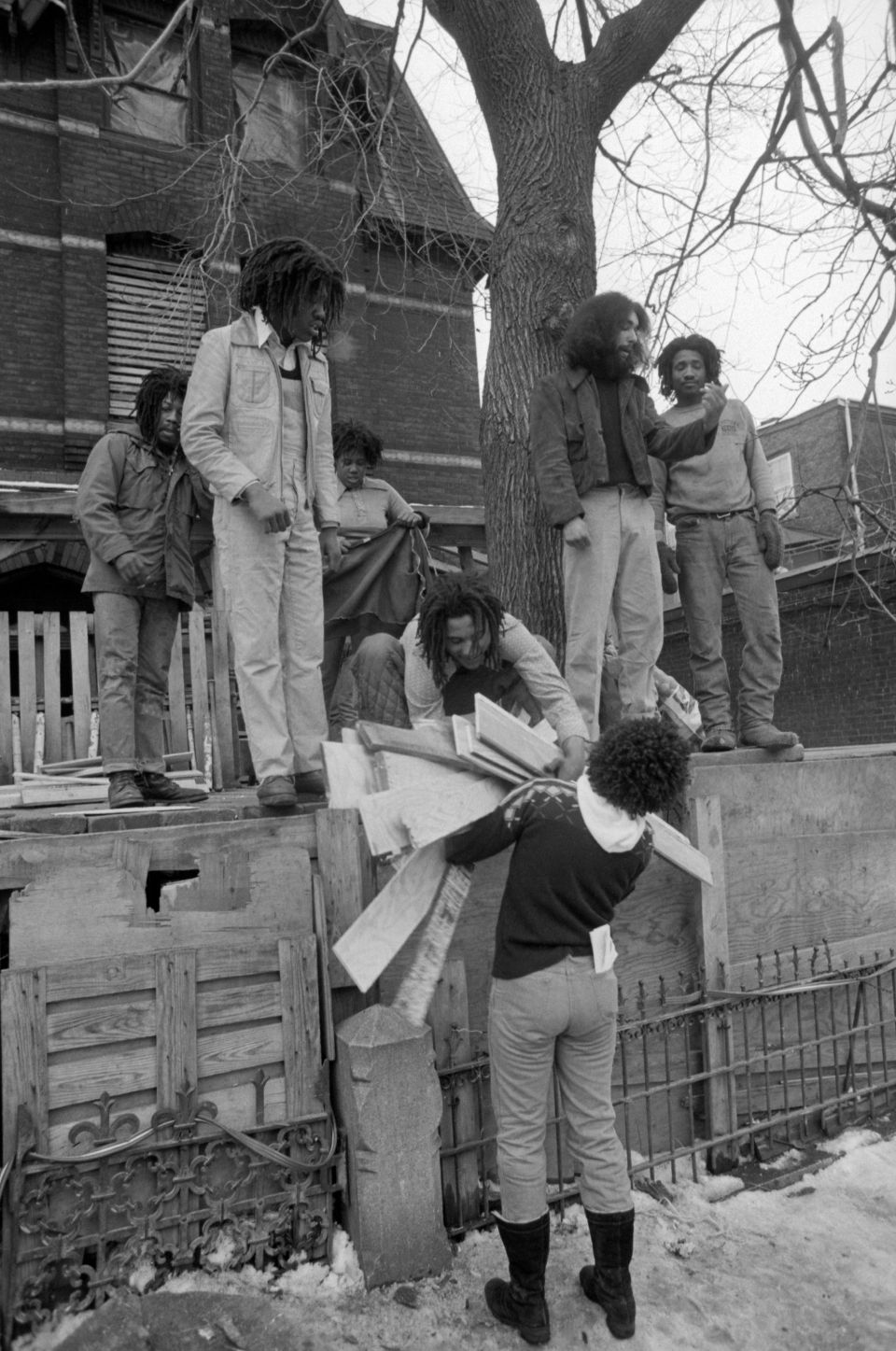 Sympathisant:innen liefern im Januar 1978 Feuerholz in das belagerte Move-Haus in der Osage Avenue.