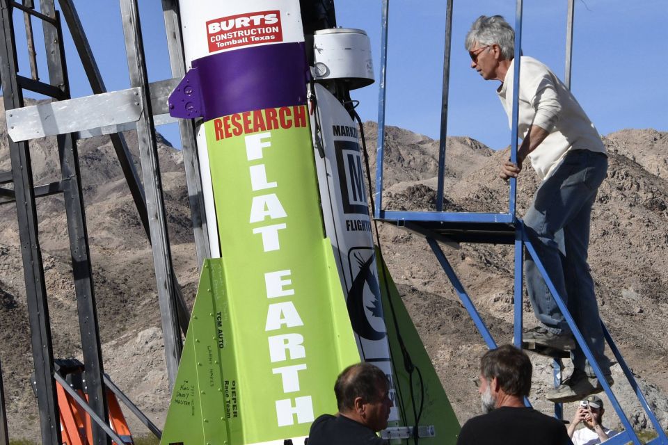 Michael «Mad Mike» Hughes neben der Flat-Earth-Research-Rakete