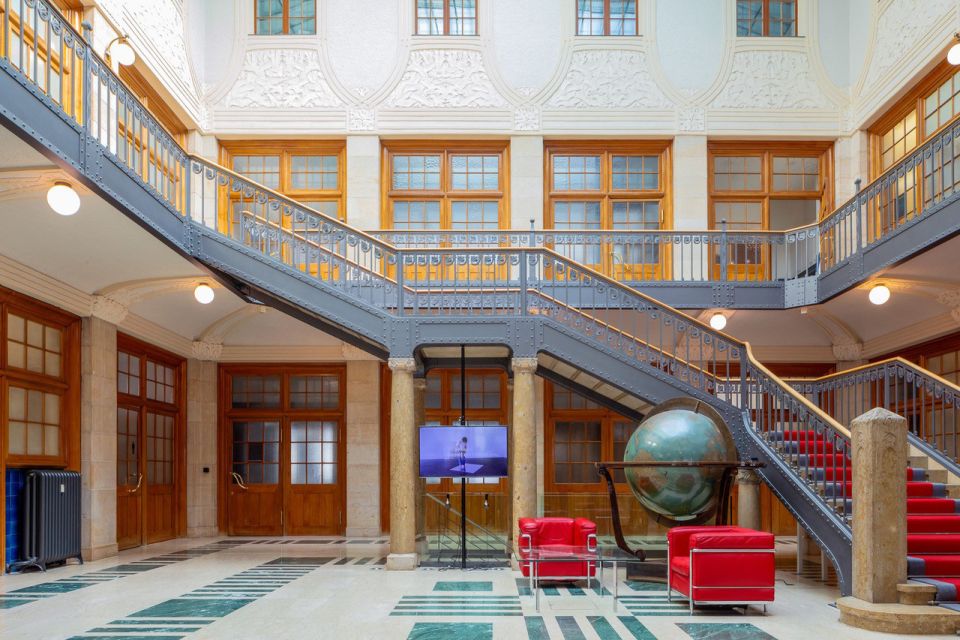 Lichthof mit Treppe im Volkarthaus