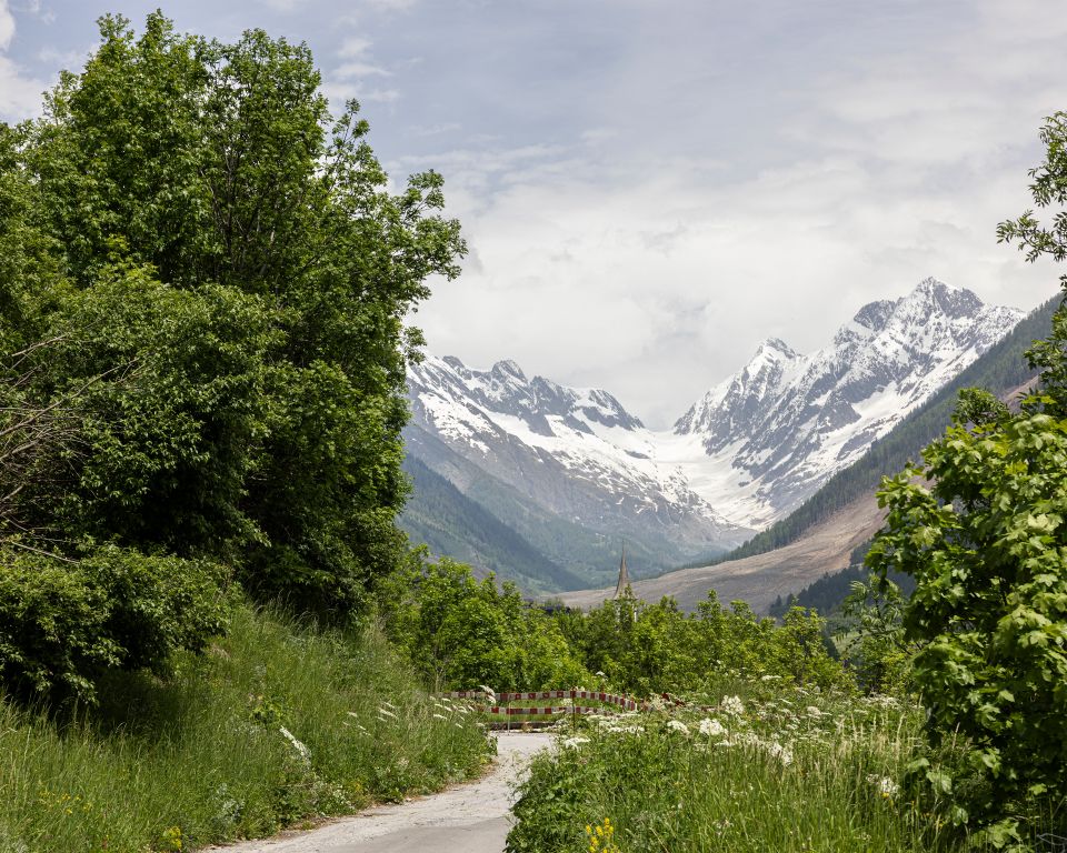 Blick ins Lötschental, im Hintergrund der Schuttkegel des Bergsturzes