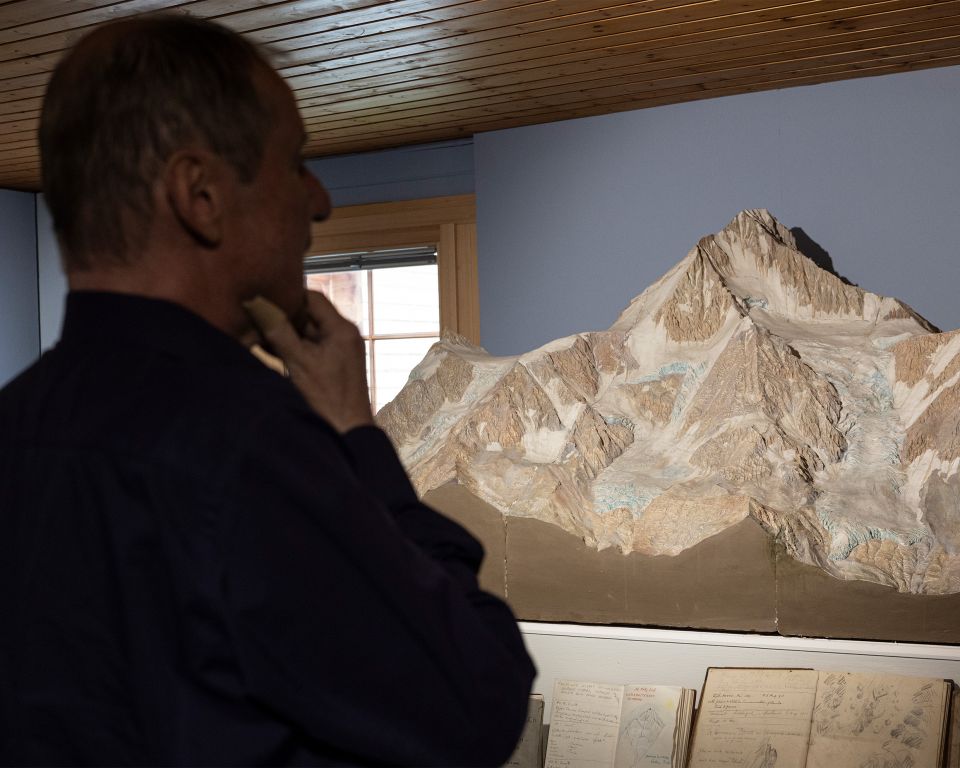 Thomas Antonietti vor einem alten Relief des Lötschentaler Bergmassivs im Museum