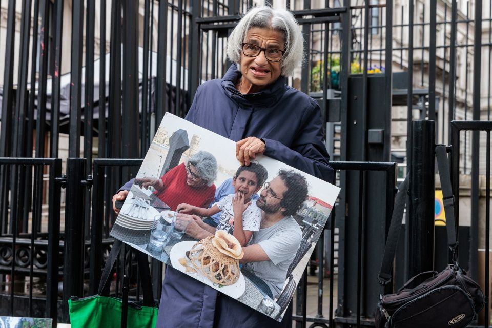 Laila Sueif am 21. Mai vor dem Sitz des britischen Premiers mit einem Foto ihres Sohnes Alaa Abdel Fattah