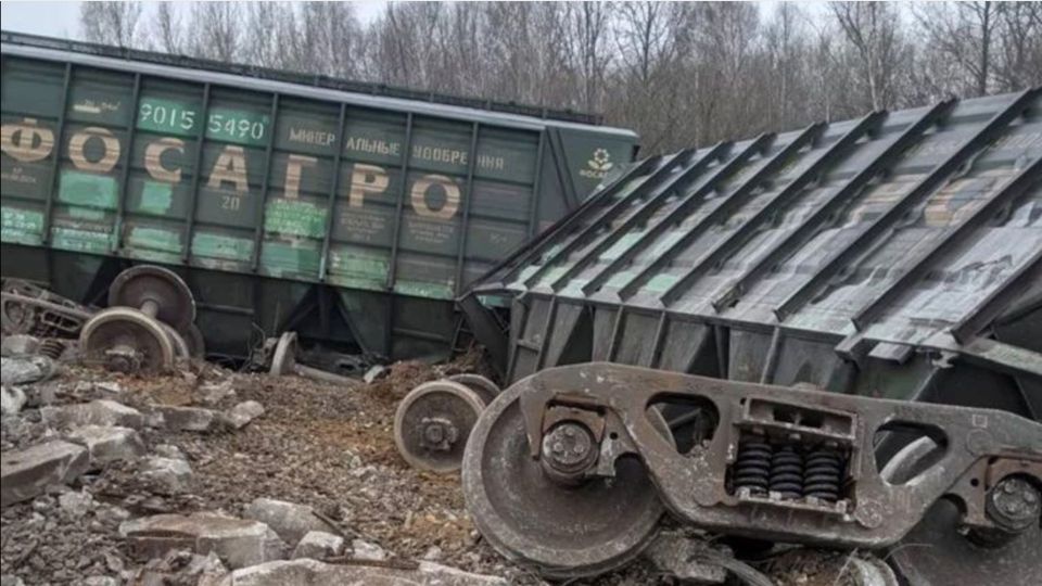 entgleiste Waggons nach der Zündung der Sprengladung
