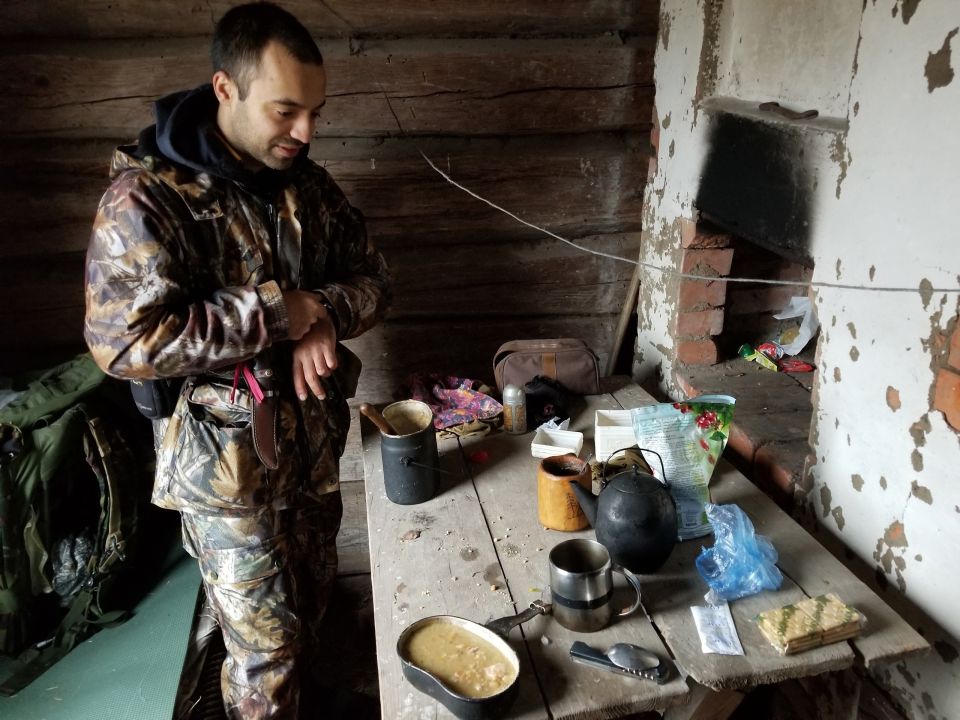 Ruslan Sidiki kocht ein Essen bei einer Wandertour durch die Sperrzone rund um Tschernobyl