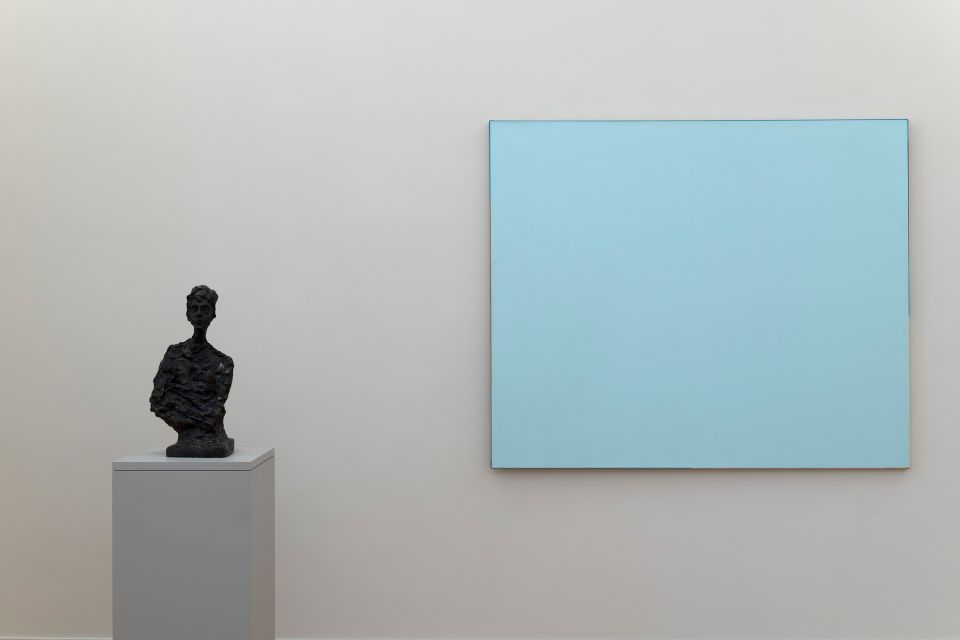 Bild von der Ausstellung «Von hier aus»: Büste von Alberto Giacometti neben dem blauen Quadrat von Rémy Zaugg