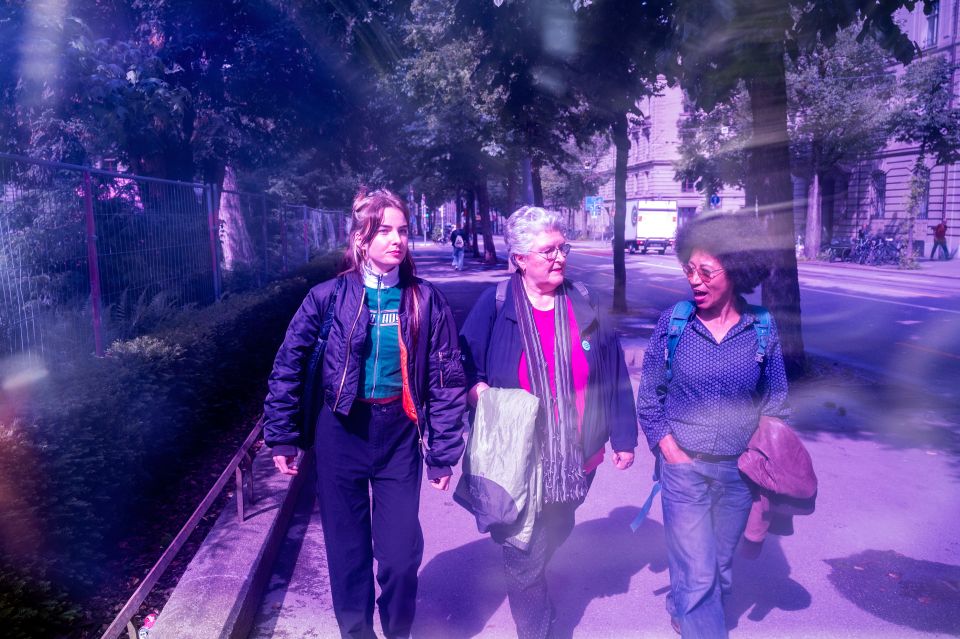Louisa Loosli, Zita Küng und Serena Dankwa unterwegs auf einem Gehweg