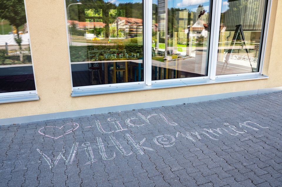 Platz vor der Schule Campus Vivere in Rikon, auf dem «Herzlich Willkommen» mit Kreide geschrieben steht