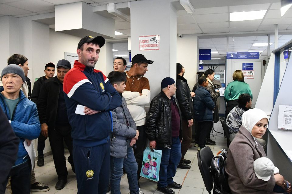 Migrant:innen in einem Amt in der ostrussischen Stadt Tschita