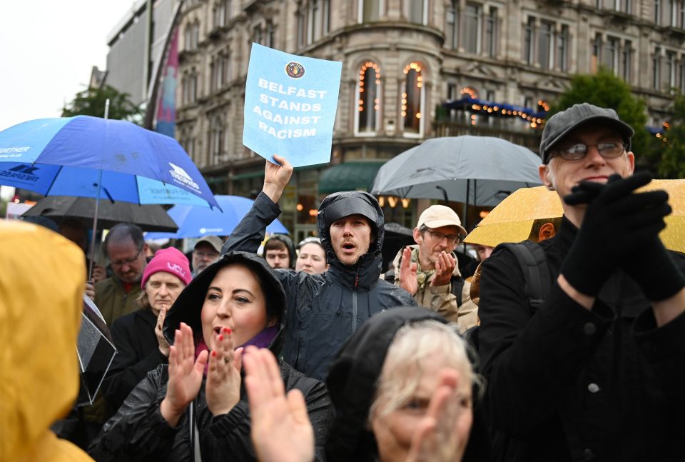 Menschen an einer Demonstration in Belfast gegen Rassismus