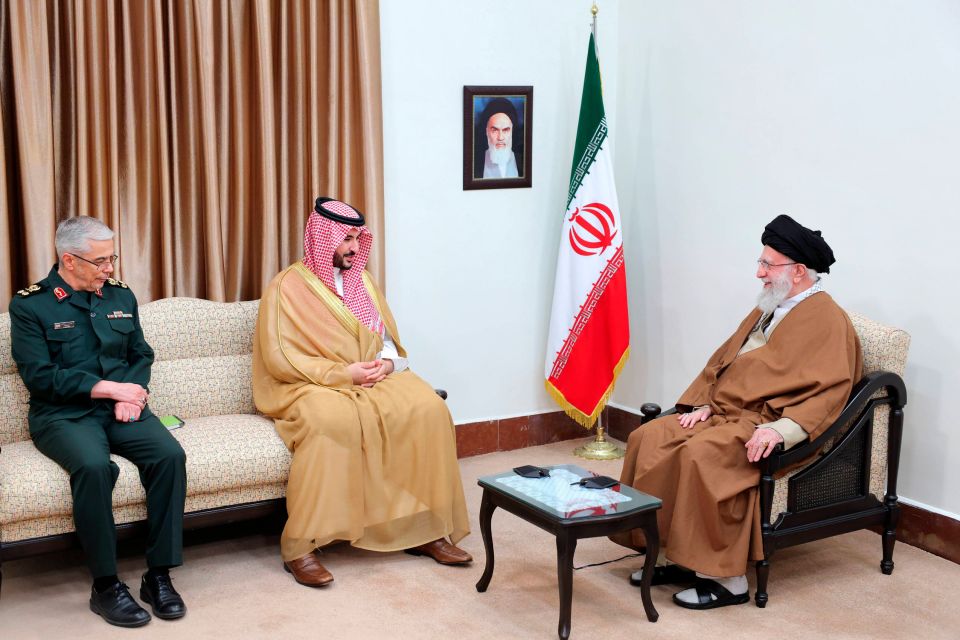 der saudische Verteidigungsminister Chalid Bin Salman zu Besuch bei Ajatollah Chamenei in Teheran, April 2025